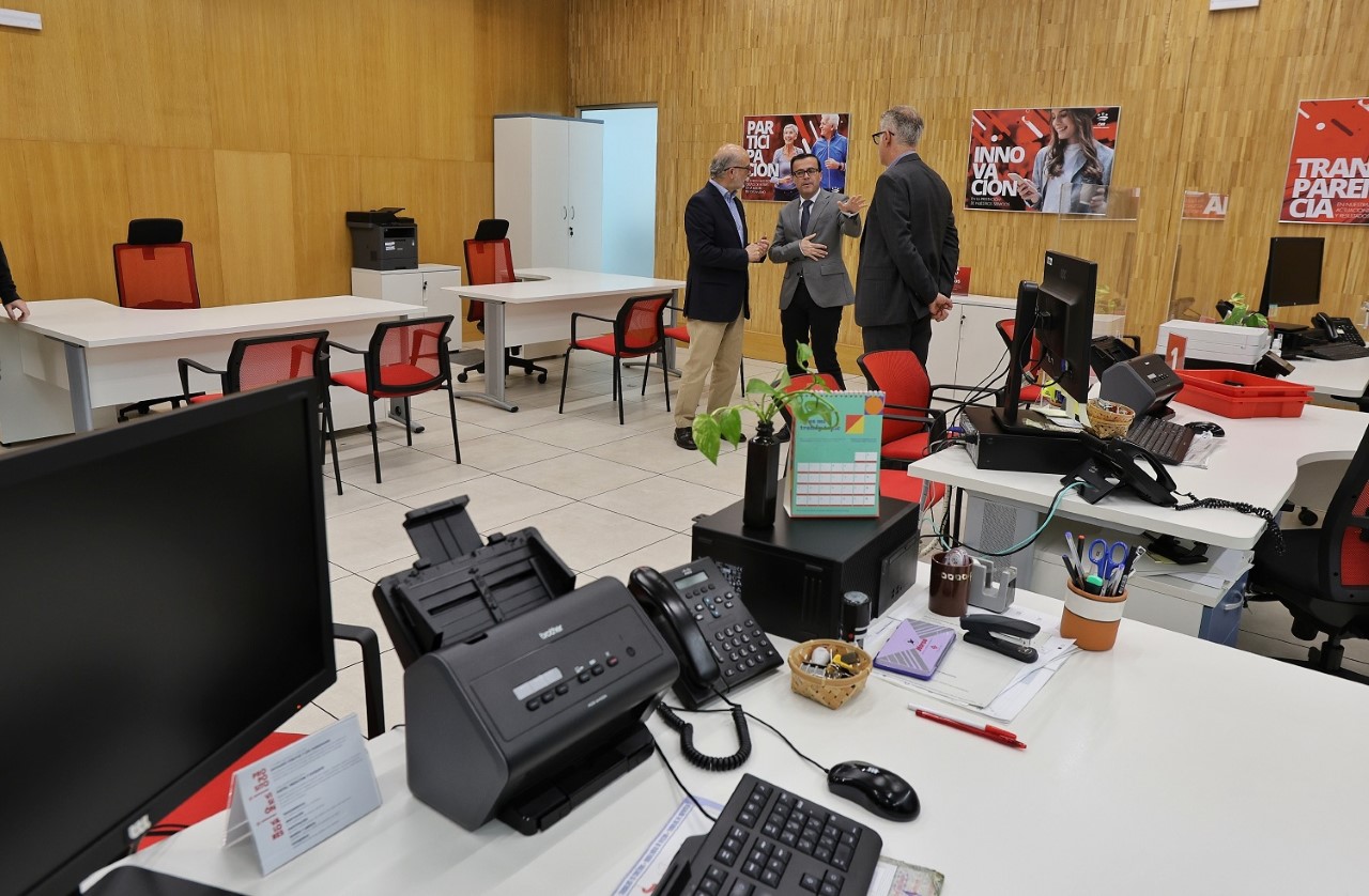 Gallardo inaugura la renovada oficina del OAR en Vva. de la Serena