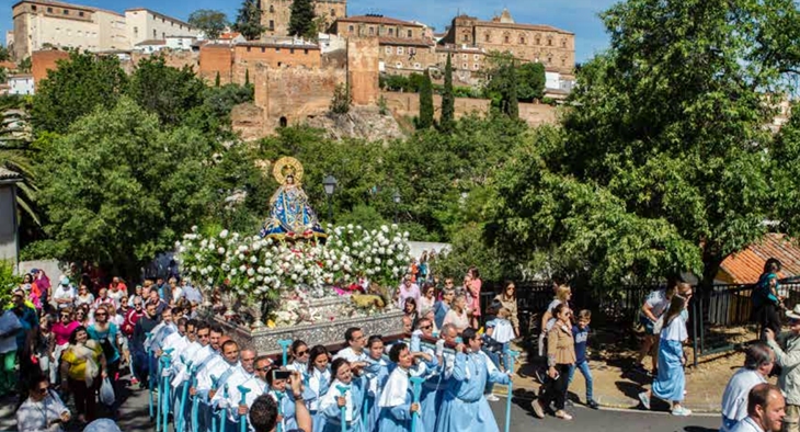 Las calles cacereñas se engalanan con más de 4.000 flores para recibir a la Virgen de la Montaña