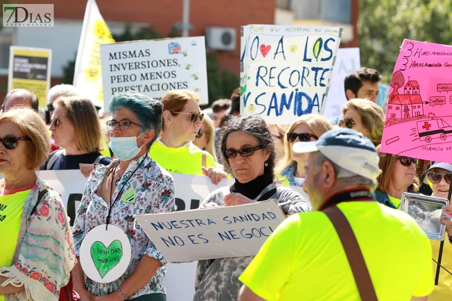 Cerca de 1.000 extremeños salen a la calle para reclamar una sanidad pública