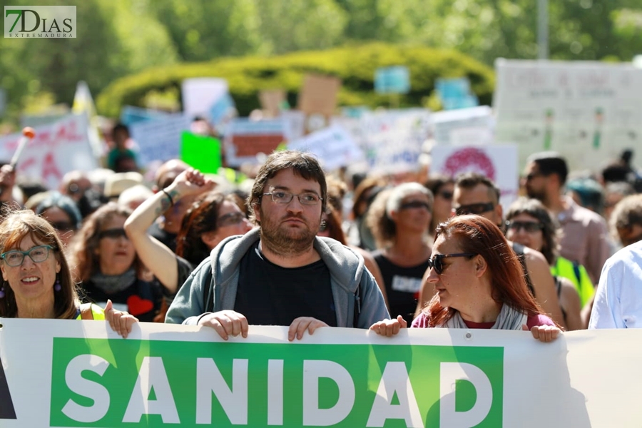 Cerca de 1.000 extremeños salen a la calle para reclamar una sanidad pública