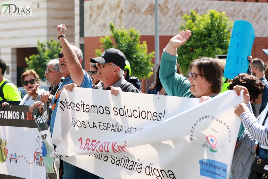 Cerca de 1.000 extremeños salen a la calle para reclamar una sanidad pública