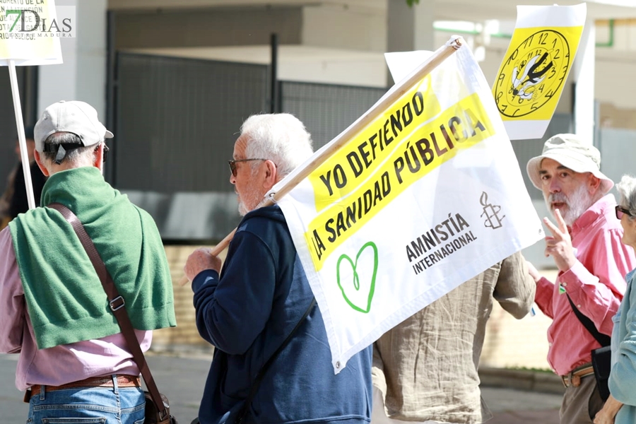 Cerca de 1.000 extremeños salen a la calle para reclamar una sanidad pública