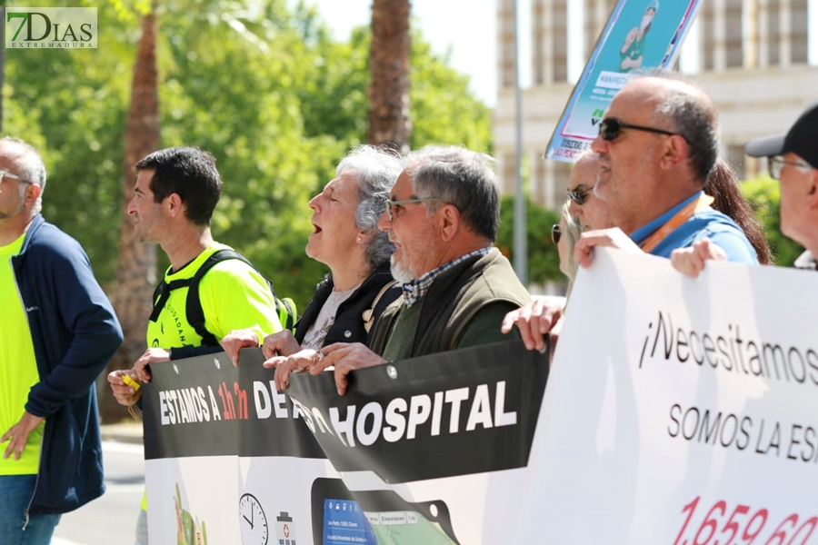 Cerca de 1.000 extremeños salen a la calle para reclamar una sanidad pública