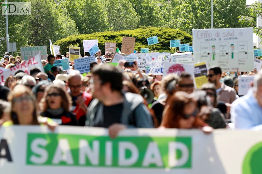 Cerca de 1.000 extremeños salen a la calle para reclamar una sanidad pública