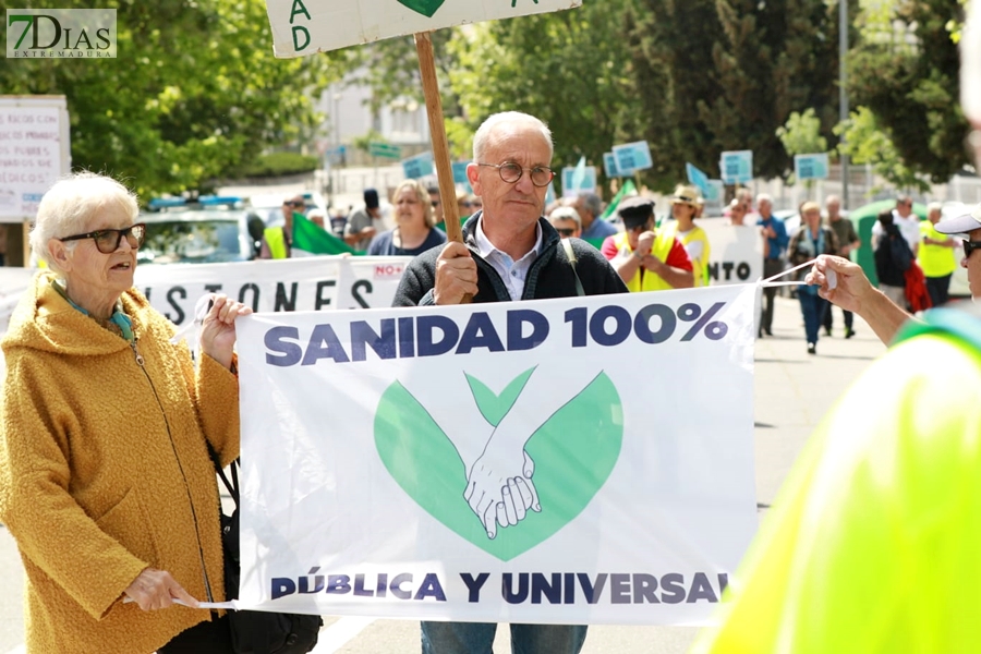 Cerca de 1.000 extremeños salen a la calle para reclamar una sanidad pública