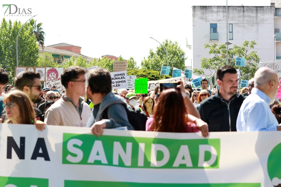 Cerca de 1.000 extremeños salen a la calle para reclamar una sanidad pública