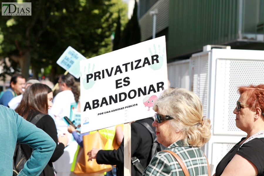 Cerca de 1.000 extremeños salen a la calle para reclamar una sanidad pública