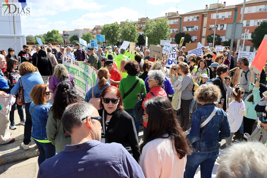 Cerca de 1.000 extremeños salen a la calle para reclamar una sanidad pública