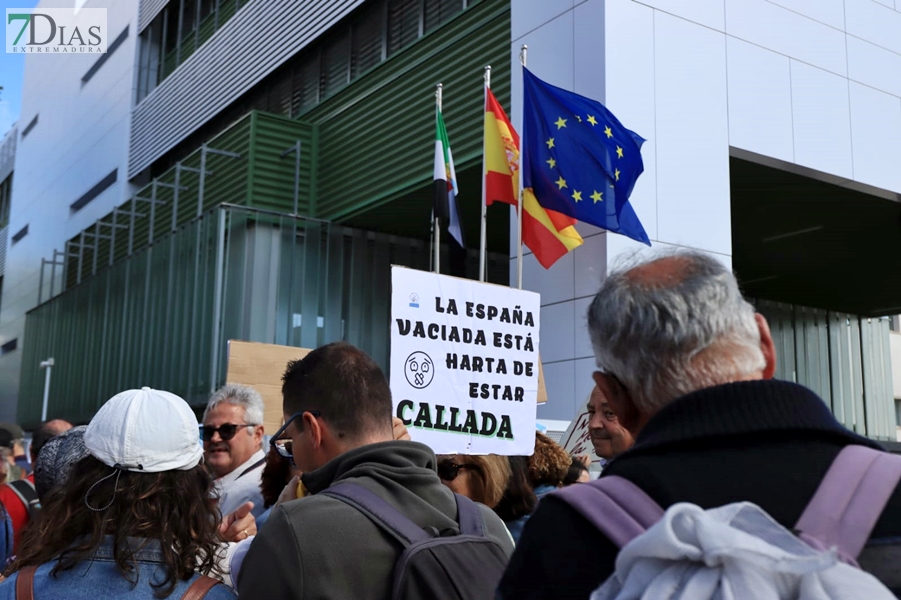 Cerca de 1.000 extremeños salen a la calle para reclamar una sanidad pública