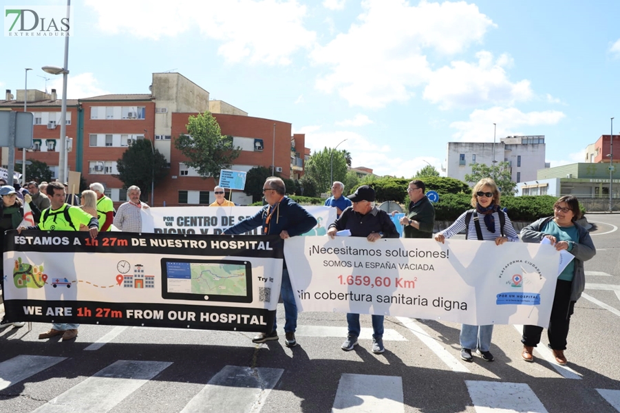 Cerca de 1.000 extremeños salen a la calle para reclamar una sanidad pública