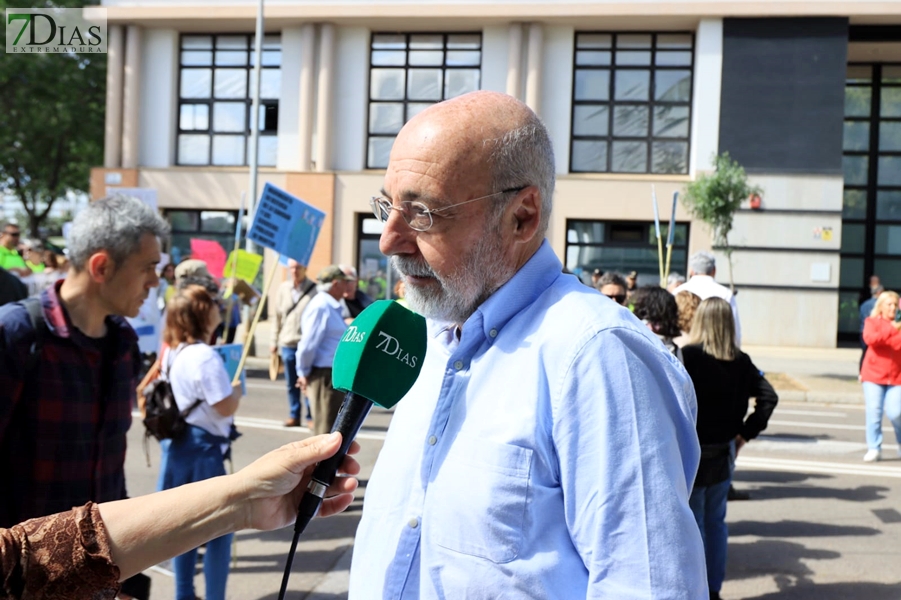 Cerca de 1.000 extremeños salen a la calle para reclamar una sanidad pública