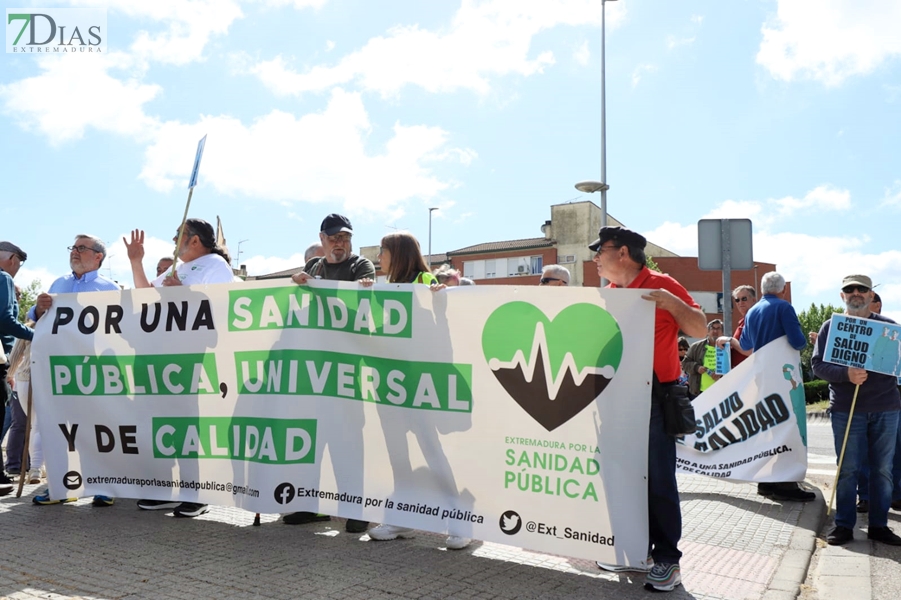 Cerca de 1.000 extremeños salen a la calle para reclamar una sanidad pública