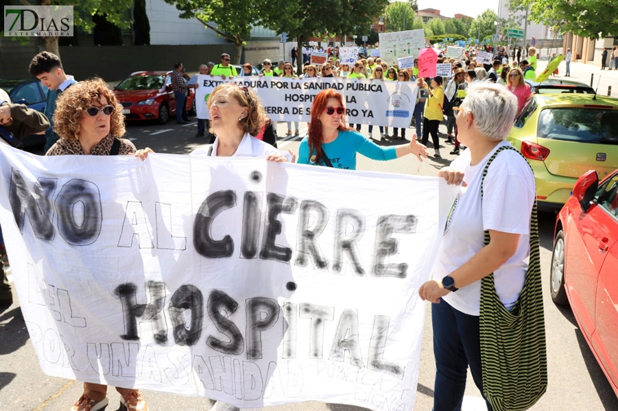 Cerca de 1.000 extremeños salen a la calle para reclamar una sanidad pública