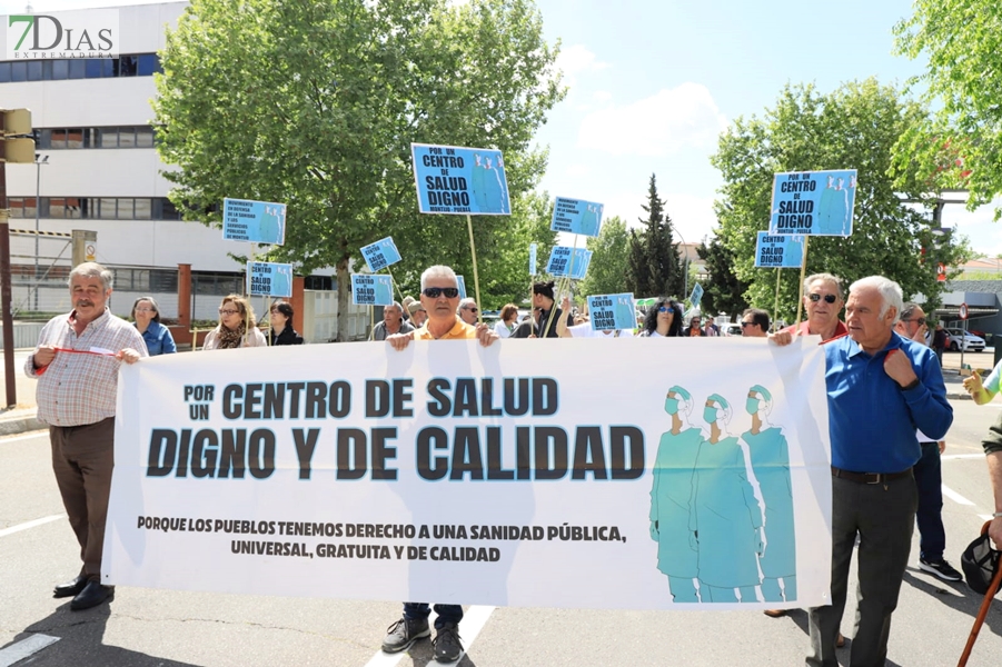 Cerca de 1.000 extremeños salen a la calle para reclamar una sanidad pública