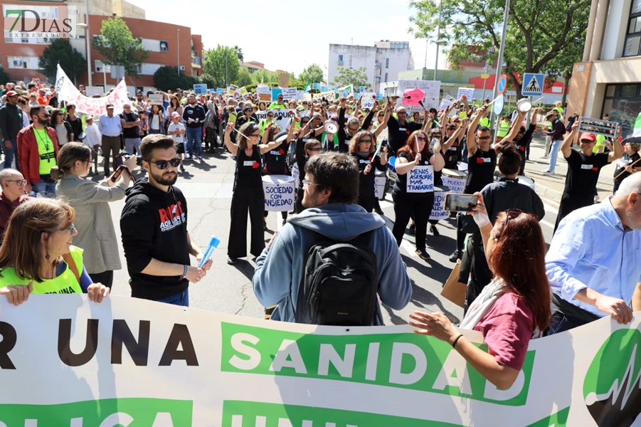 Cerca de 1.000 extremeños salen a la calle para reclamar una sanidad pública