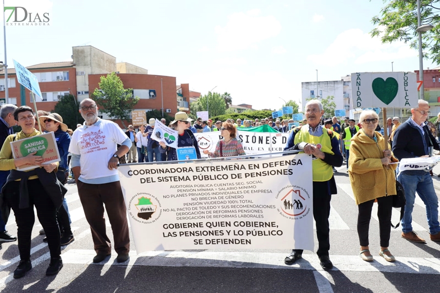 Cerca de 1.000 extremeños salen a la calle para reclamar una sanidad pública