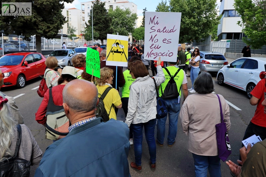 Cerca de 1.000 extremeños salen a la calle para reclamar una sanidad pública