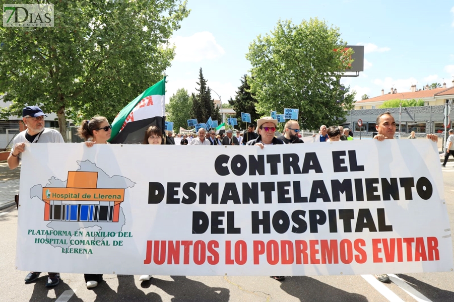 Cerca de 1.000 extremeños salen a la calle para reclamar una sanidad pública