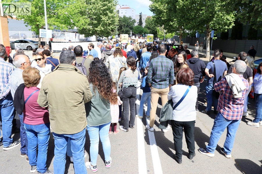 Cerca de 1.000 extremeños salen a la calle para reclamar una sanidad pública