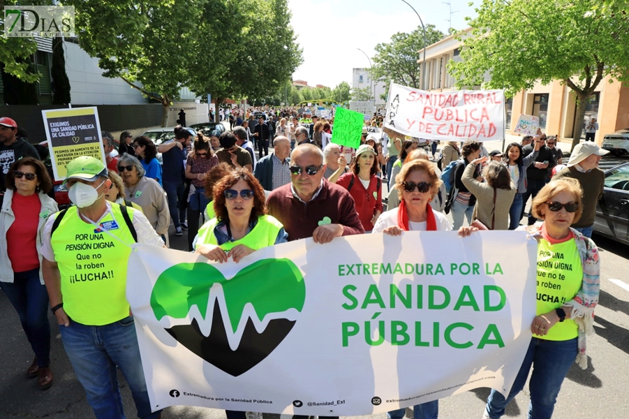 Cerca de 1.000 extremeños salen a la calle para reclamar una sanidad pública