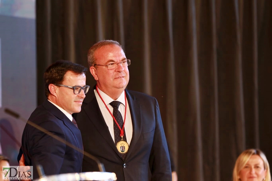 La Asamblea, Komvida y Monago reciben la Medalla de Oro de la Provincia de Badajoz