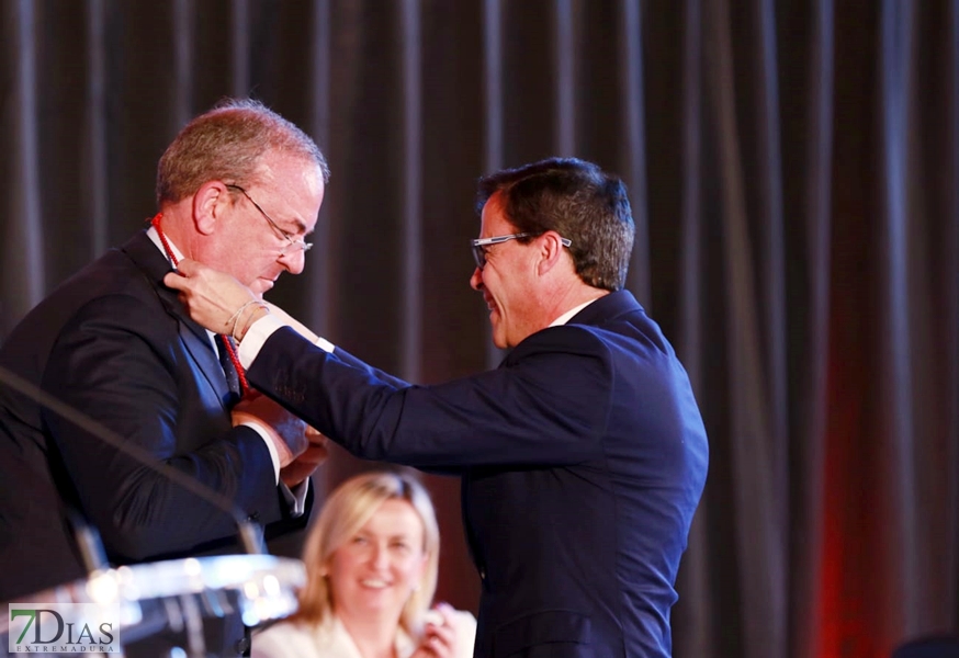 La Asamblea, Komvida y Monago reciben la Medalla de Oro de la Provincia de Badajoz