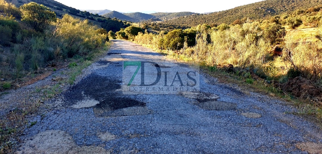 Aún hay carreteras que parecen caminos de cabras en Extremadura