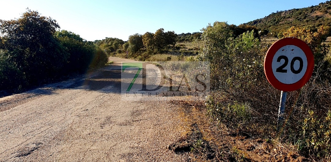 Aún hay carreteras que parecen caminos de cabras en Extremadura