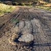 Aún hay carreteras que parecen caminos de cabras en Extremadura