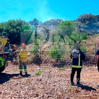 Amplio dispositivo de emergencia para extinguir un incendio en Santa Marta (BA)