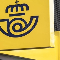 Correos distribuye más de 5.200 distintivos de la DGT en la provincia de Badajoz