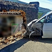 Se accidenta y derriba la pared del cementerio en Jerte (CC)