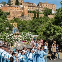 Las calles cacereñas se engalanan con más de 4.000 flores para recibir a la Virgen de la Montaña