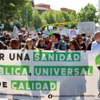 Cerca de 1.000 extremeños salen a la calle para reclamar una sanidad pública