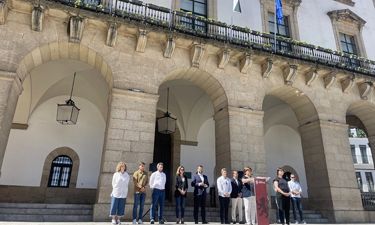 Cáceres guarda un minuto de silencio por las mujeres victimas de violencia de género