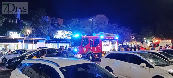 Amplio dispositivo por un incendio en la urbanización Guadiana (Badajoz)