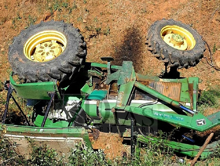 Trasladado en helicóptero tras volcar un tractor en Fregenal de la Sierra