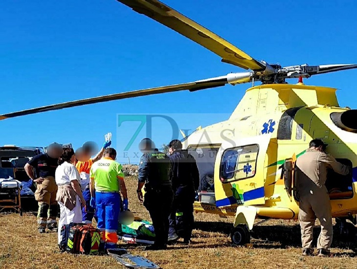 Trasladado en helicóptero tras volcar un tractor en Fregenal de la Sierra