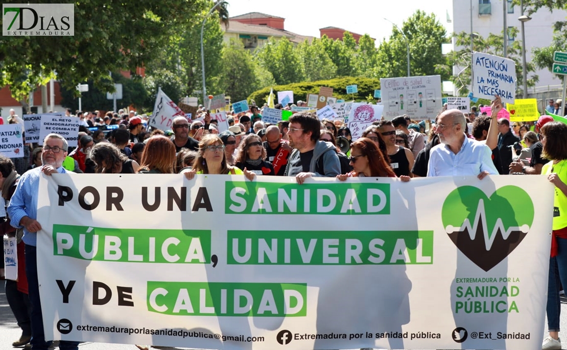 Cerca de 1.000 extremeños salen a la calle para reclamar una sanidad pública