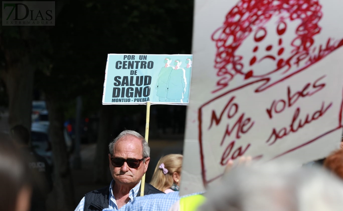 Cerca de 1.000 extremeños salen a la calle para reclamar una sanidad pública