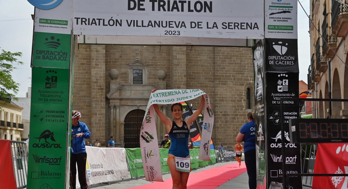 Adrián Martínez y Laura Durán ganan el I Triatlón Villanueva de la Serena