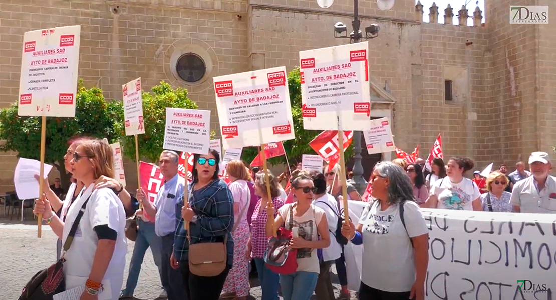 Las auxiliares de ayuda a domicilio se manifiestan a las puertas del Ayto. de Badajoz