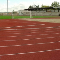 Un joven herido tras caer desde varios metros al practicar salto con pértiga en Cáceres