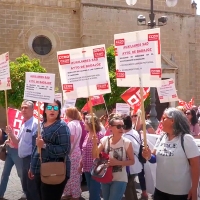 Las auxiliares de ayuda a domicilio se manifiestan a las puertas del Ayto. de Badajoz