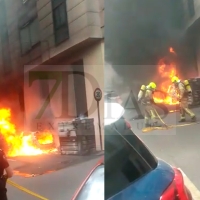 Un espectacular incendio en Plasencia calcina un contenedor y dos coches