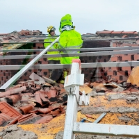 Un rayo destroza el tejado de una casa en un pueblo extremeño