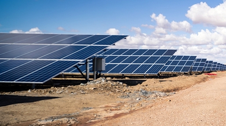 Un trabajador de 31 años grave tras caerle una placa solar encima