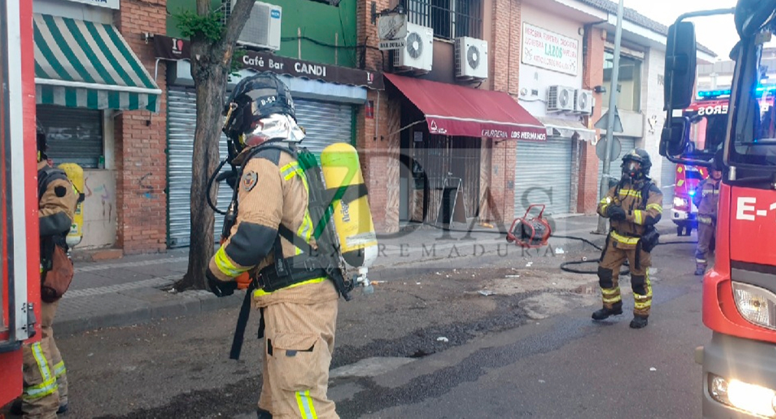 Incendio en una churrería en la barriada Suerte de Saavedra (Badajoz)