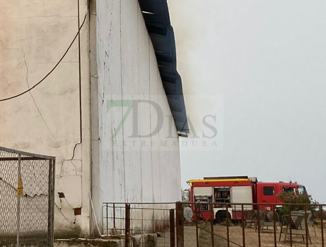 Incendio en una nave agrícola de la finca La Cocosa (BA)