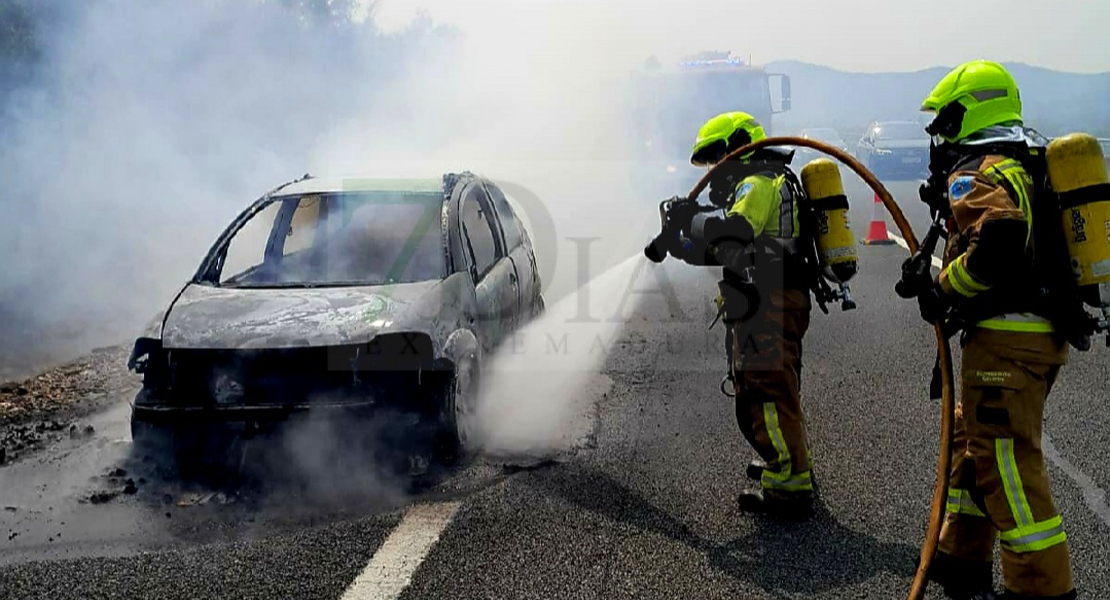 Sale ardiendo un vehículo en la A-5